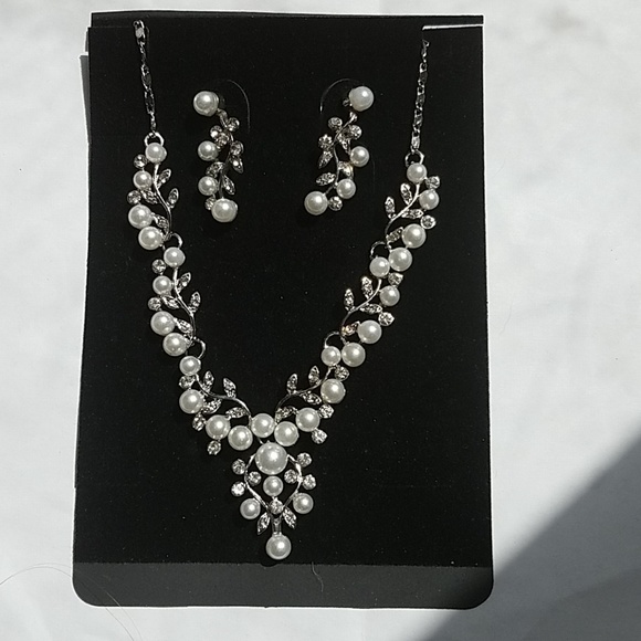 🚫SOLD🚫Necklace & Earring Set w/ Faux Pearls - Picture 5 of 7